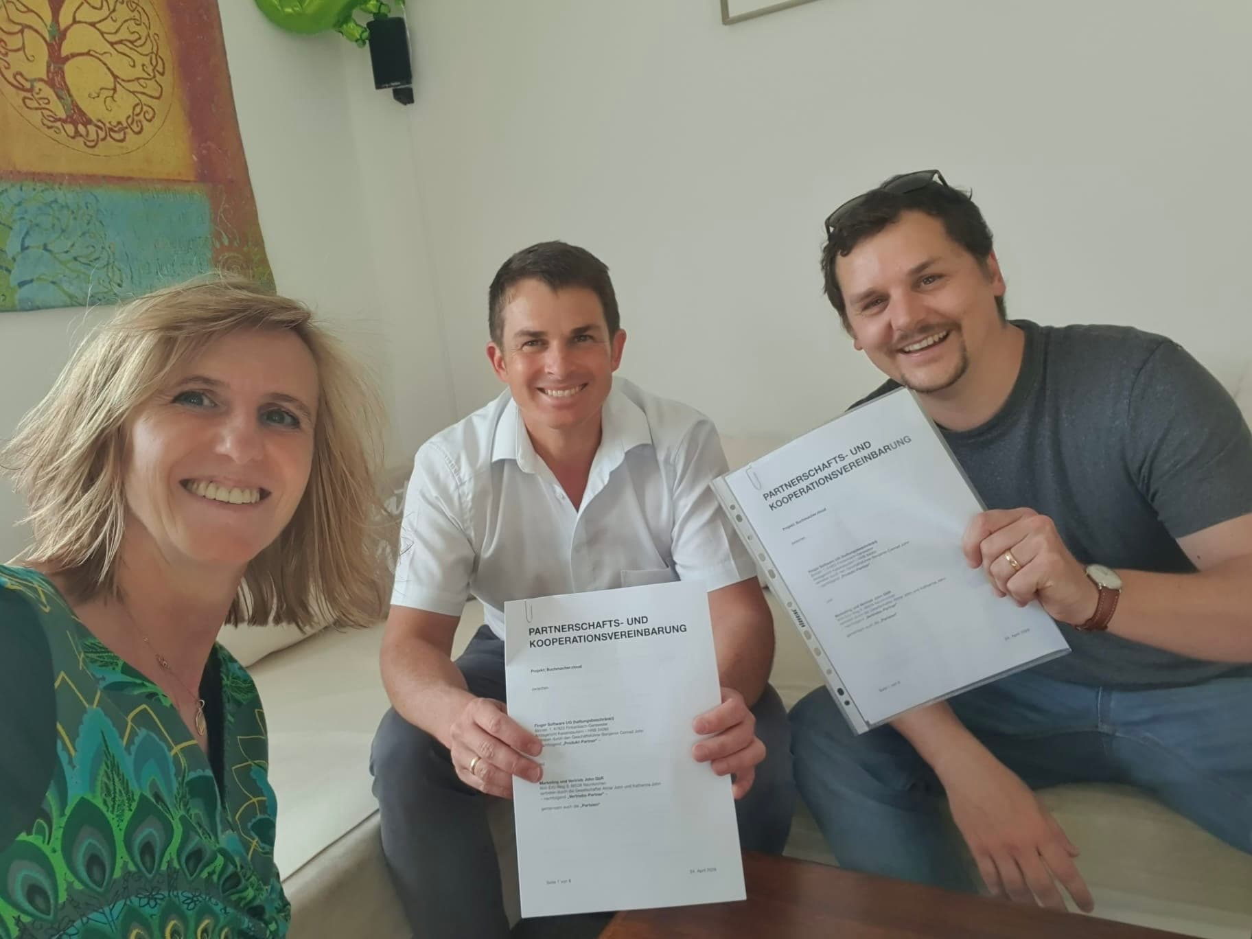 Katharina John, Almar John und Benjamin C. John bei der Unterzeichnung der Vereinbarung für BuchMacher